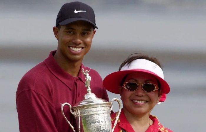 Woods with her son Tiger Woods receiving Trophy.